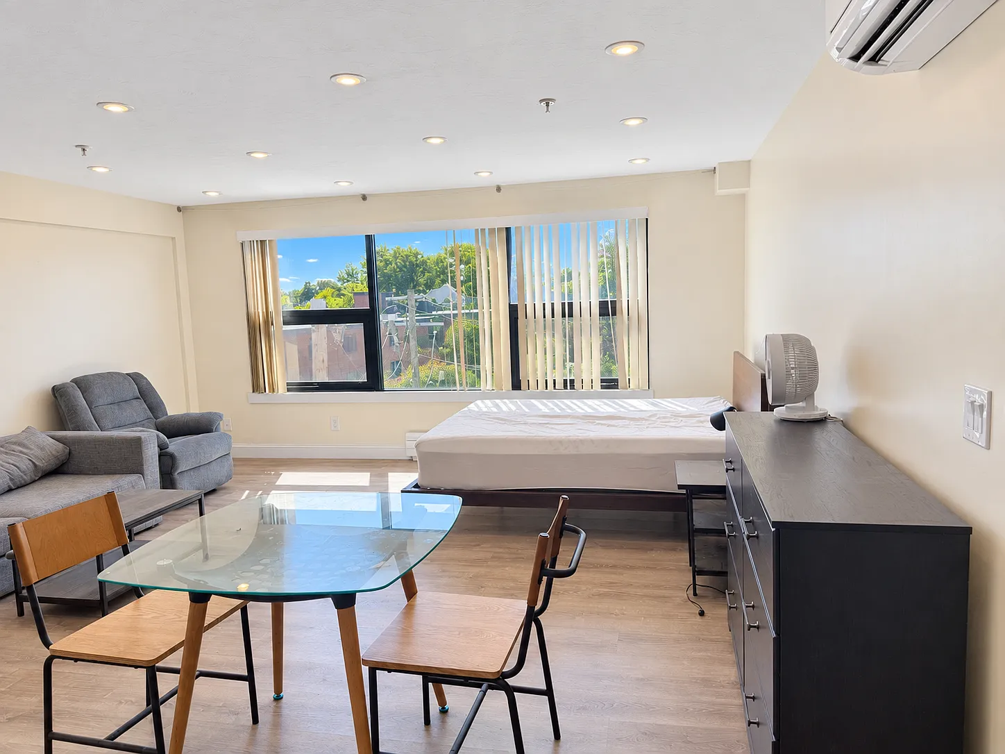 Studio, 400 sqft, $2,700 — Photo 4