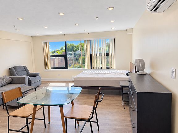 4th image of 1028-1030 Commonwealth Ave #404