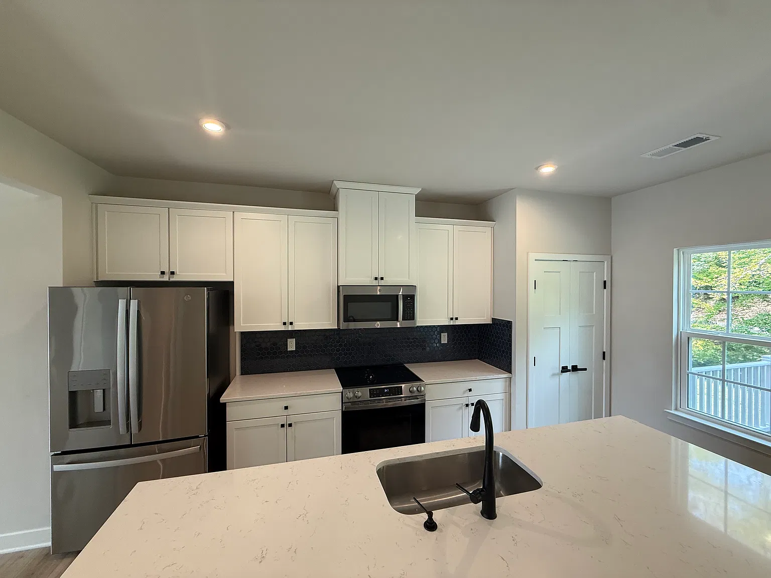 3 bed, 1878 sqft, $2,200 — Photo 4