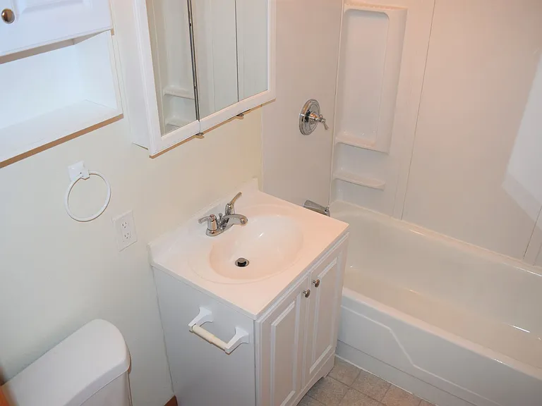 Sanders Apartments — Photo 13
