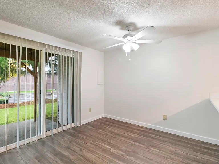 D Place Apartments — Photo 15
