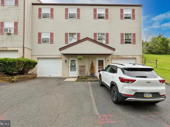 10 Berger Ln, Schwenksville, PA 19473