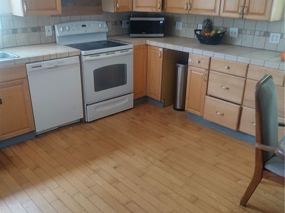4th image of 70 Shaul St