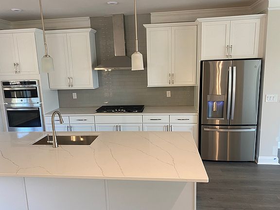 BEAUTIFUL NEW MODERN KITCHEN