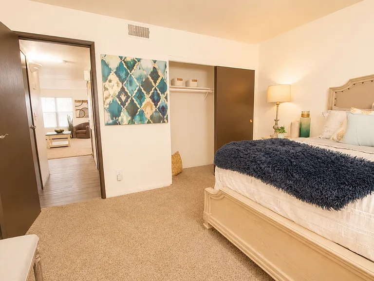 Quail Lakes Apartments — Photo 33