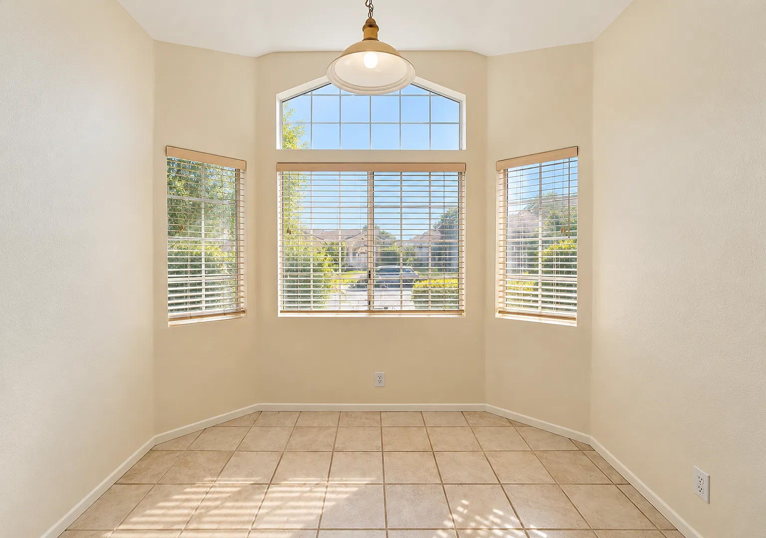 Beautiful Centrally Located Stonebrook Home — Photo 3