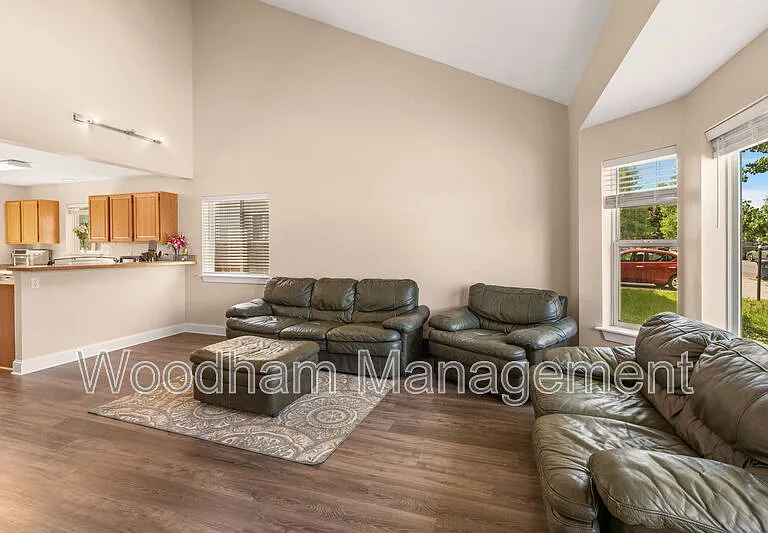 306 Golden Valley Dr — Photo 2