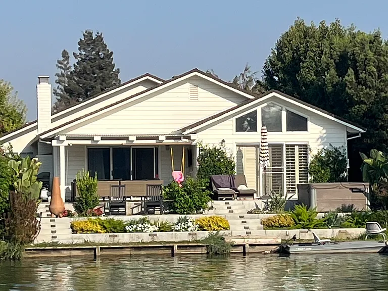 1721 Lakeshore Dr — Photo 2