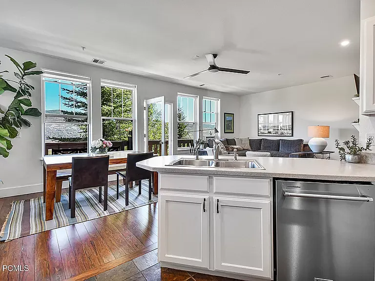 2 bed, 1232 sqft, $2,800 — Photo 3
