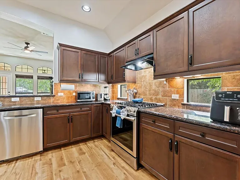 976 Northampton Dr — Photo 8