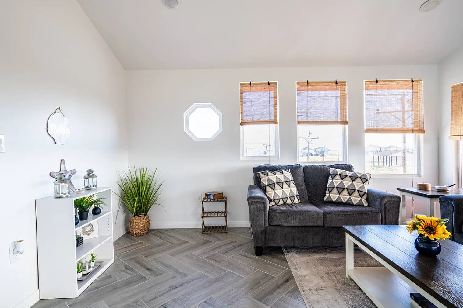 2 bed, 1.0 bath, 1044 sqft, $2,676 — Photo 2