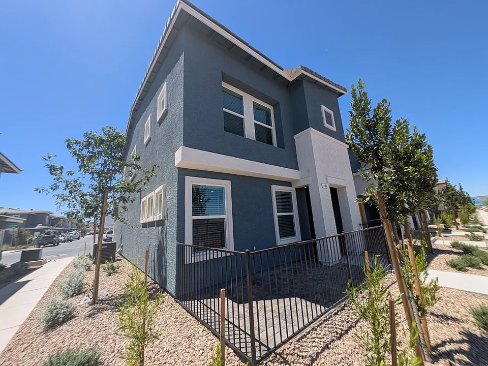 484 Golden Myna Ave