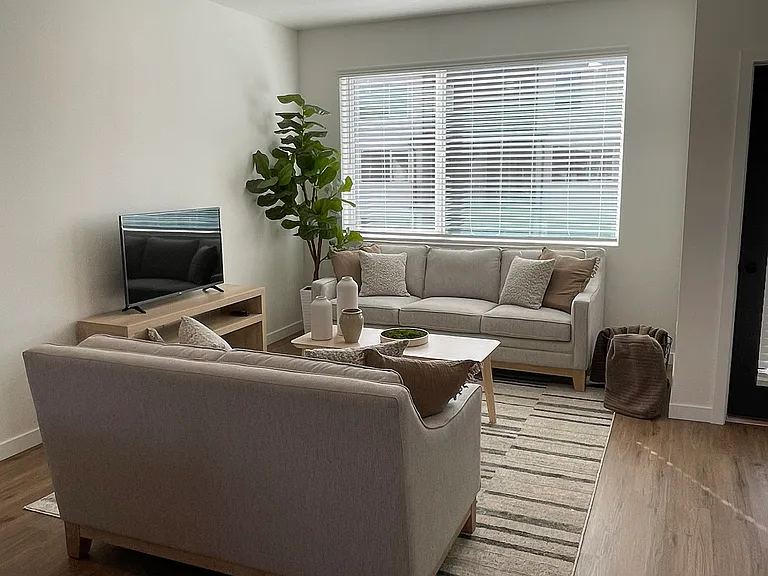 14122 Canyon Rd E — Photo 9