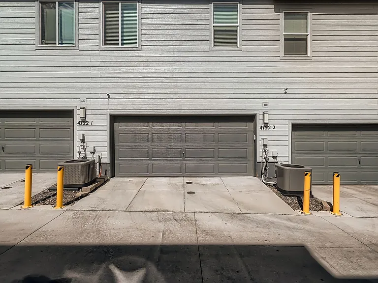 4722 N Kittredge St #2 — Photo 15