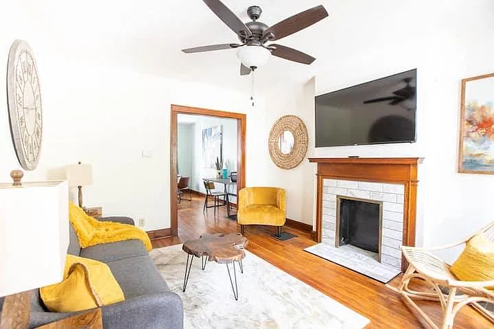 2 bed, 1000 sqft, $1,495 — Photo 2