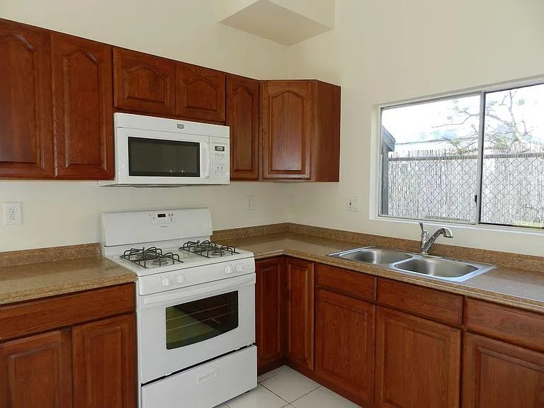 La Colusa Dr — Photo 6
