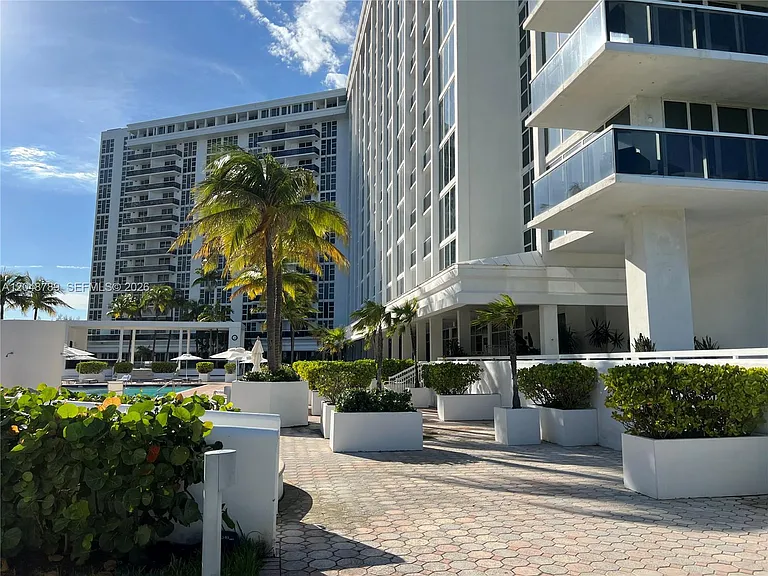 10275 Collins Ave #112 — Photo 46