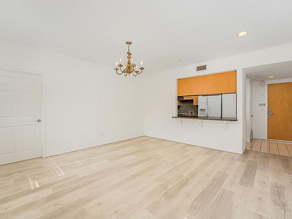 5th image of 937 12th St APT 102