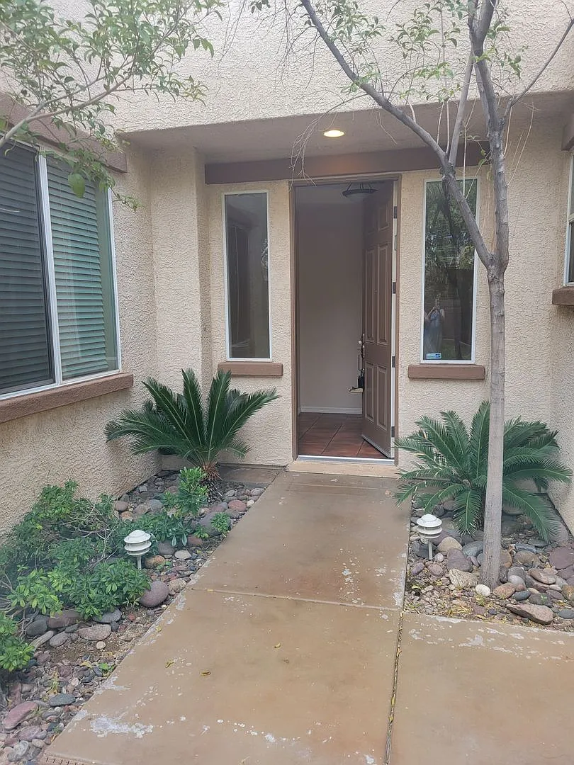 Summerlin 4/4 with 3 car tandem & Bed Down with Pool — Photo 4