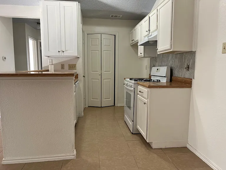 1226 Orchard Park Cir — Photo 2