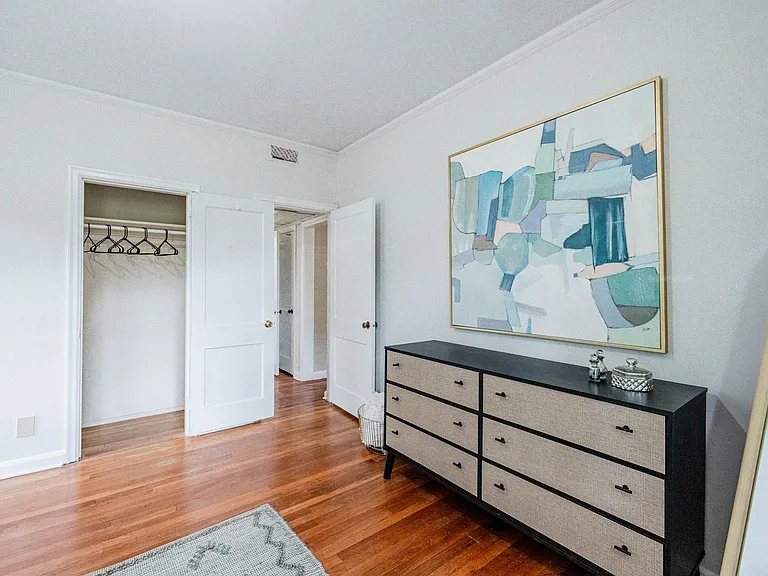Cameron Court Apartments — Photo 104