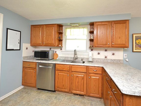 3rd image of 4972 Woodview Dr