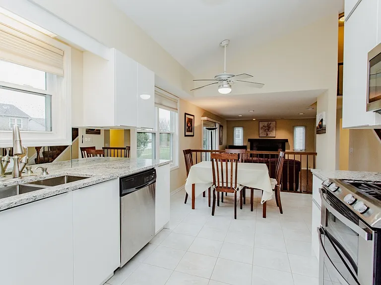 814 Dunhill Dr — Photo 9
