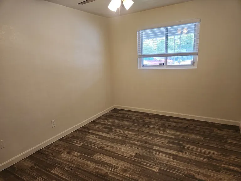 2918 W Missouri Ave — Photo 6