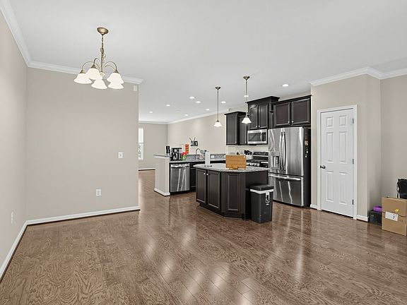 5th image of 107 Lucas Ln