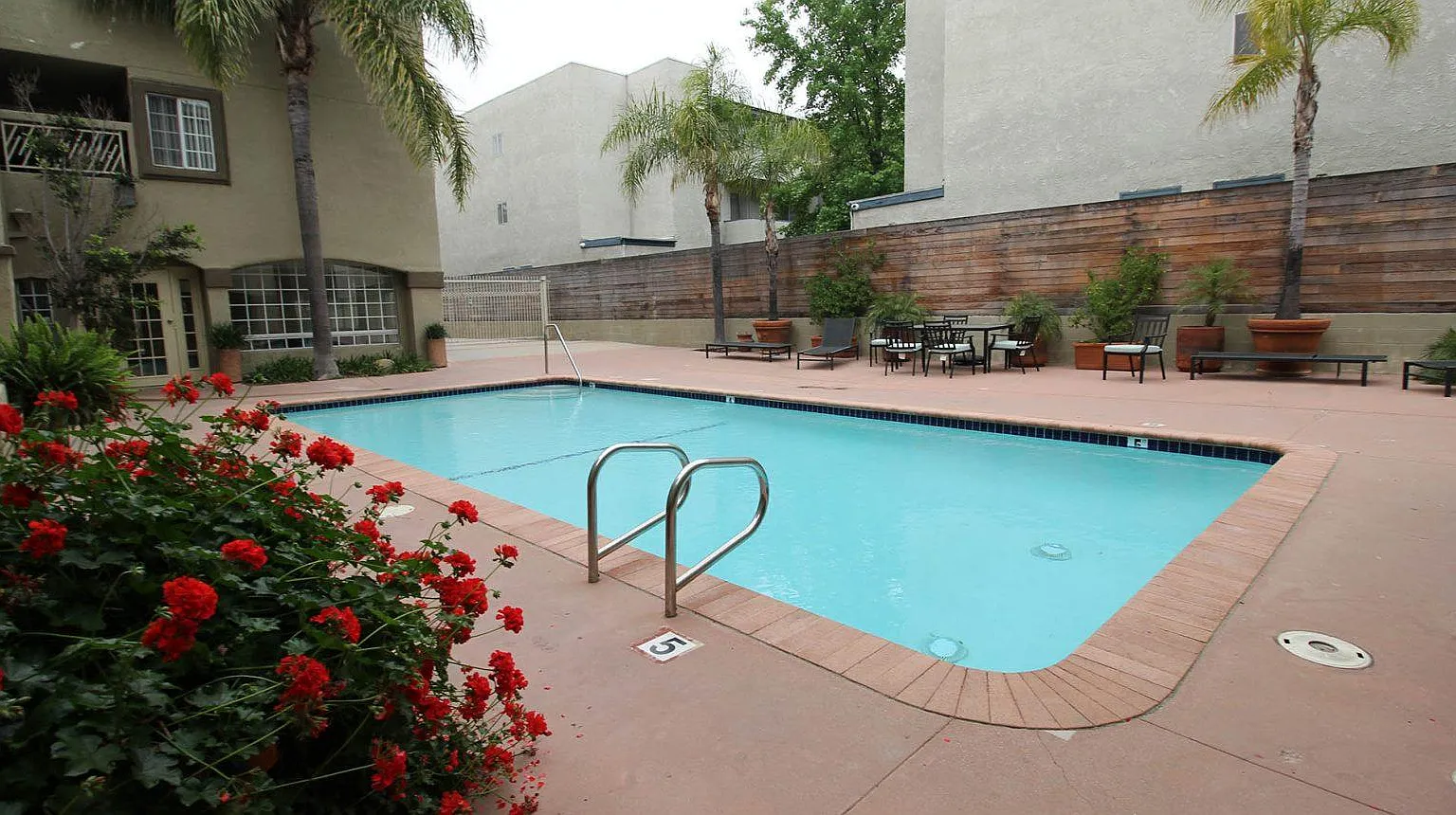 Canoga Luxury Apartments — Photo 4