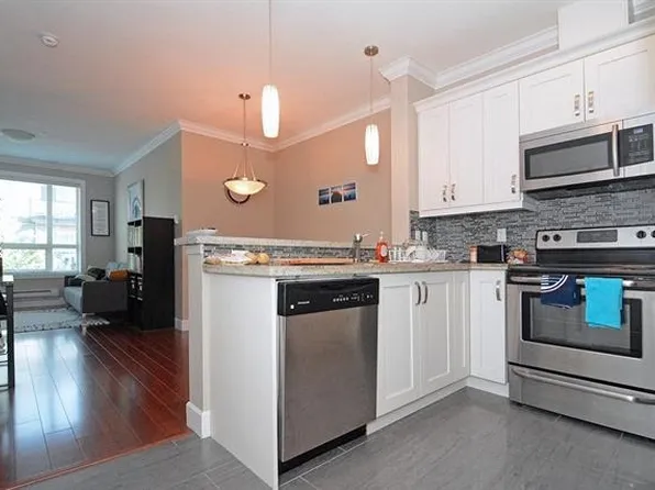 13897 Fraser Hwy #302, Surrey, BC V3T 0G8