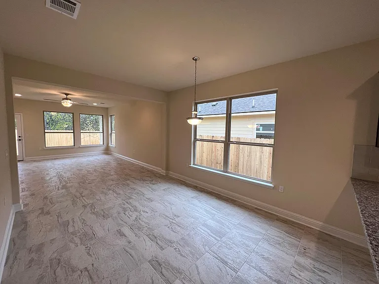704 Falkland Trce — Photo 4