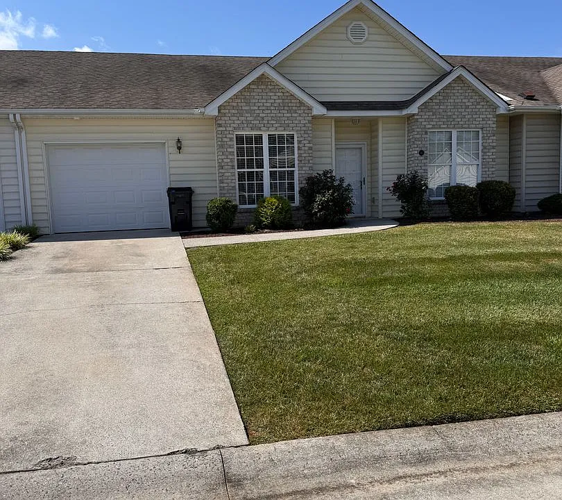 10 Shoreline Dr