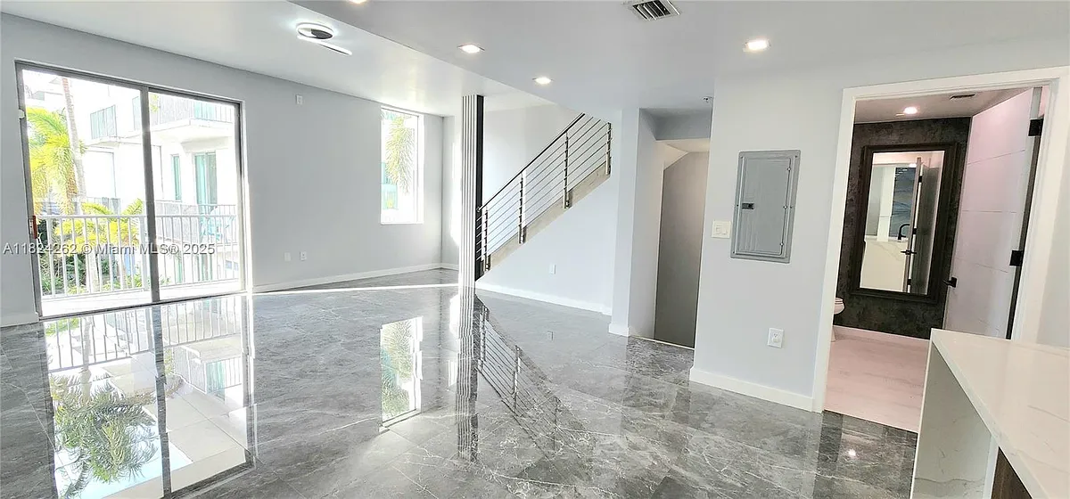 Building Photo - 2146 Van Buren St