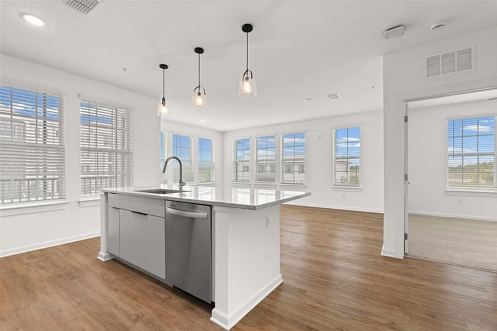 3 bed, 2.0 bath, 1454 sqft, $2,714 — Photo 3