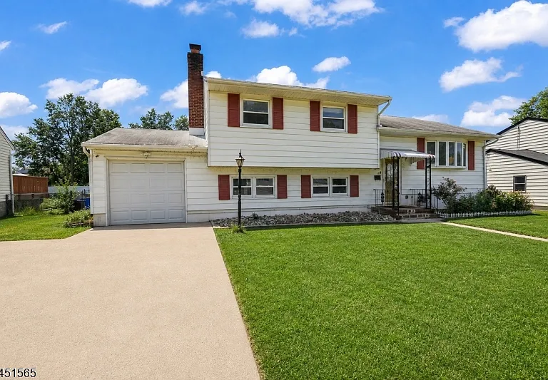 18 Deerwood Ave — Photo 1