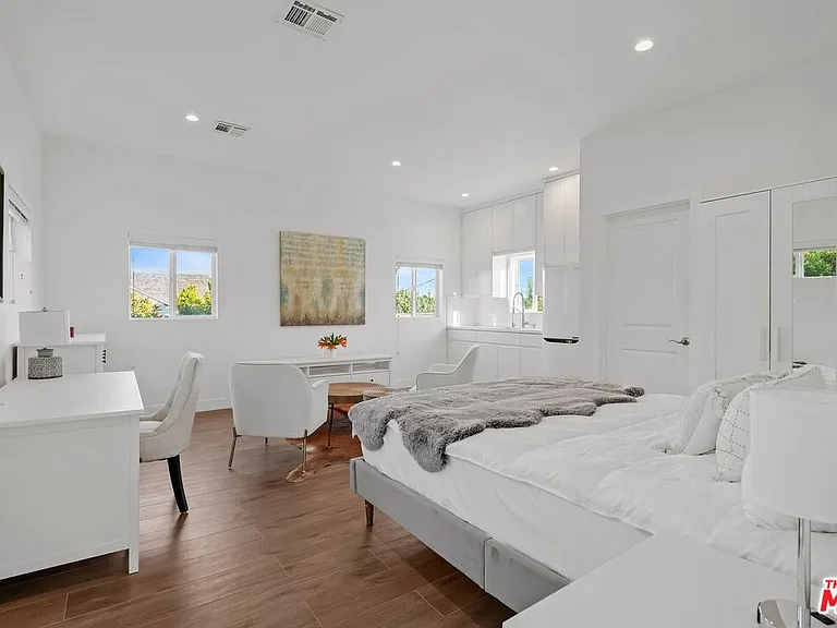 1155 S Rimpau Blvd — Photo 34