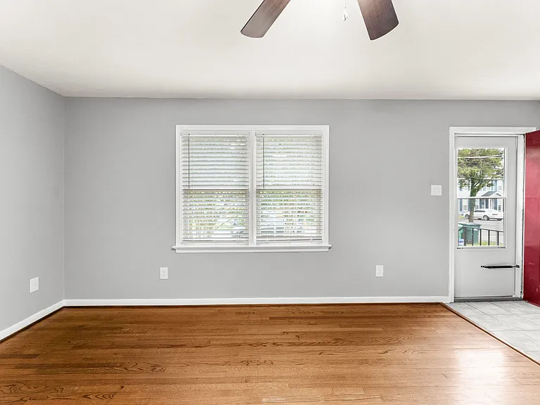 104 N Oak Ave — Photo 3