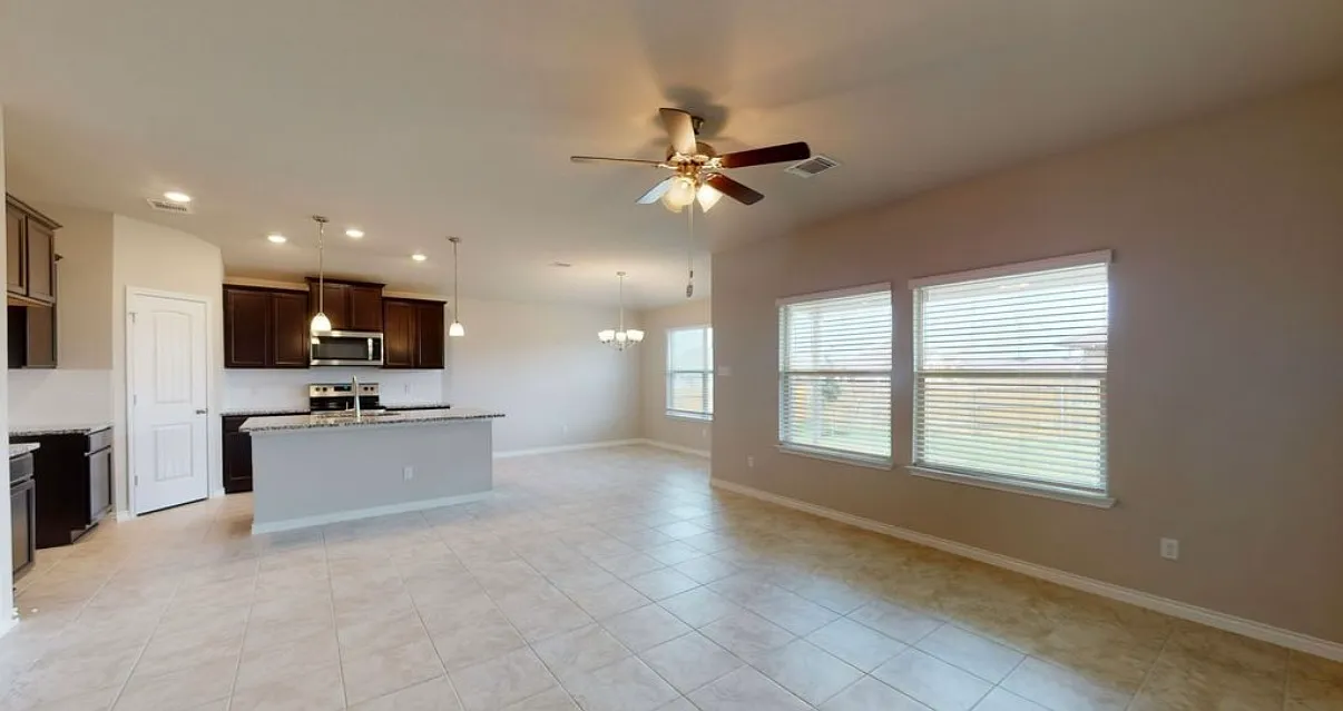 3 bed, 1370 sqft, $1,795 — Photo 3