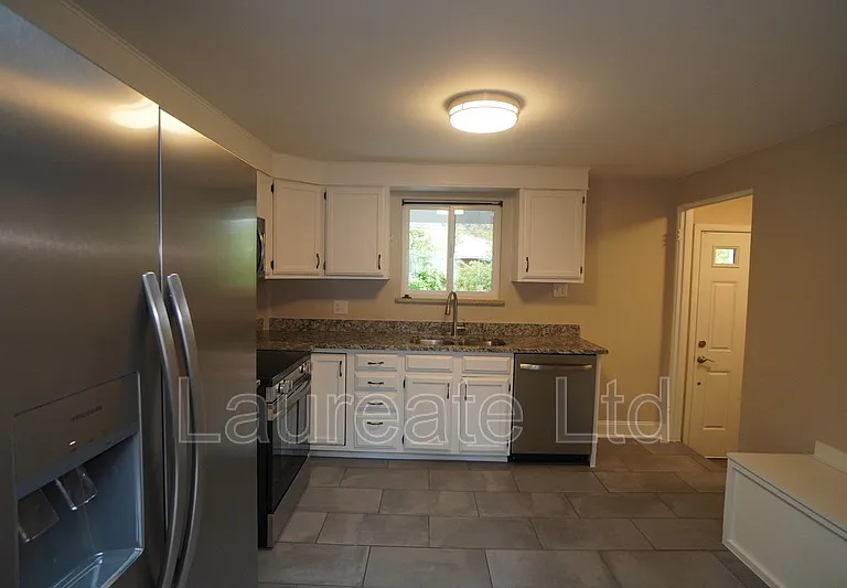 2268 W Maplewood Ave — Photo 5