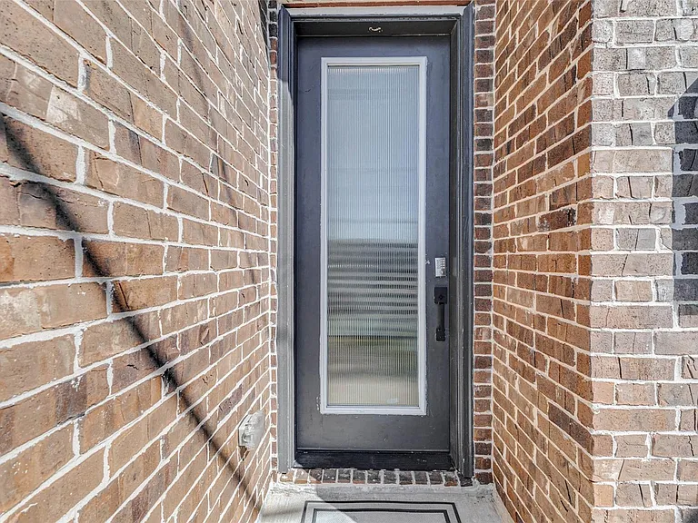 334 Eastwood St — Photo 6