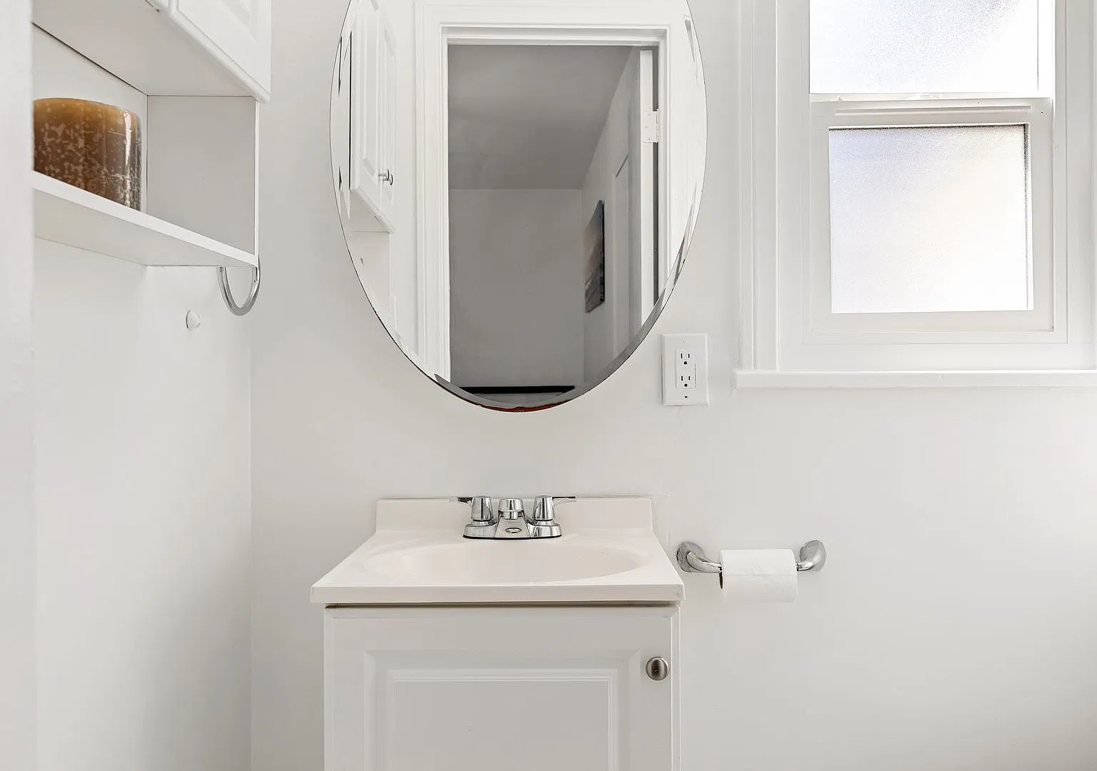 A 14-unit apartment with common bathroom and fully functional kitchen at 515 Landfair — Photo 4