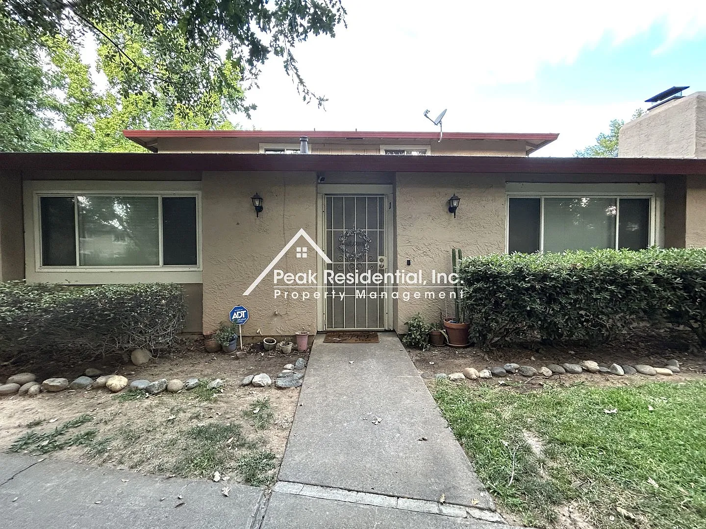 2bd/1ba Condo with 1 Car Garage! — Photo 2