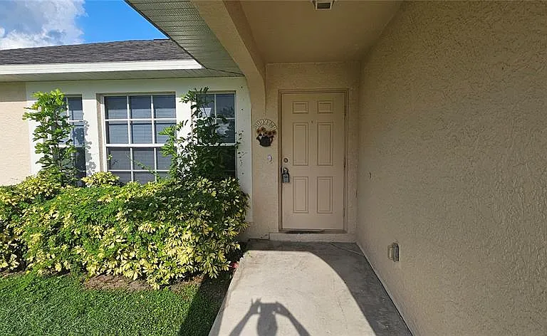 3740 SW Santa Barbara Place Cpe — Photo 2