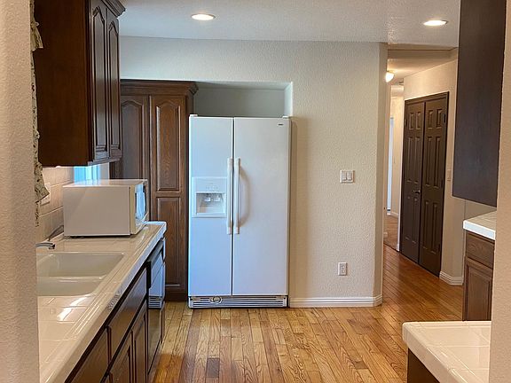 4th image of 1054 Vine St
