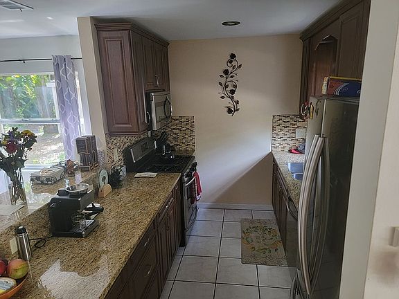 3rd image of 4822 Village Gardens Dr