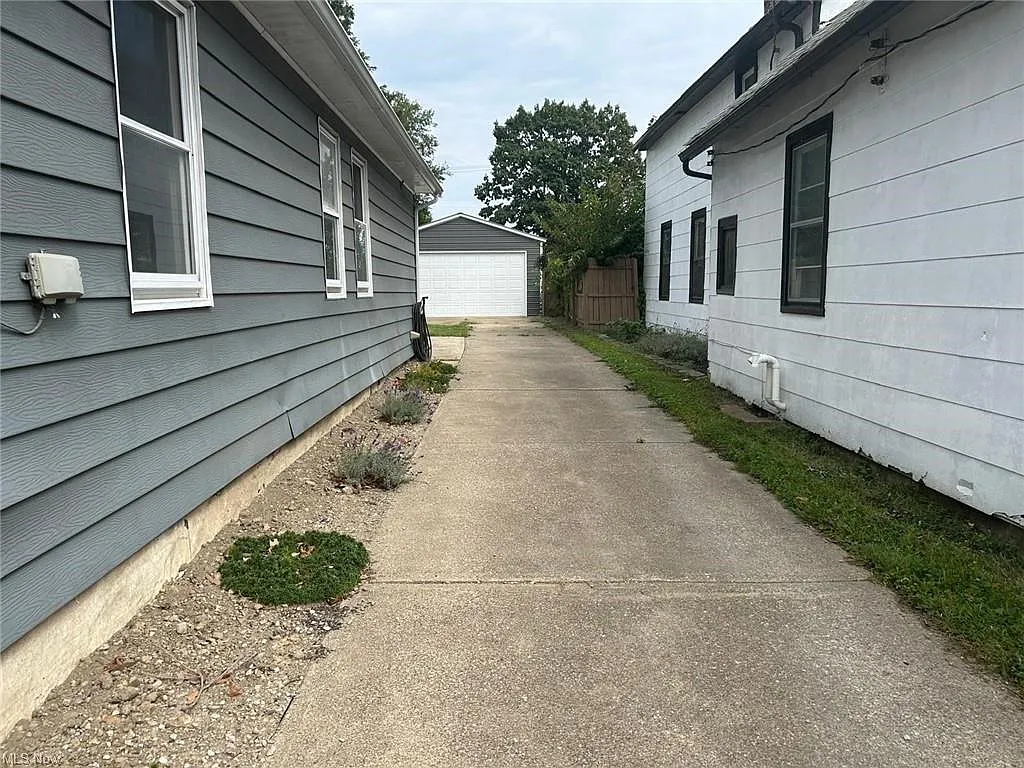 3 bed, 1080 sqft, $2,300 — Photo 3