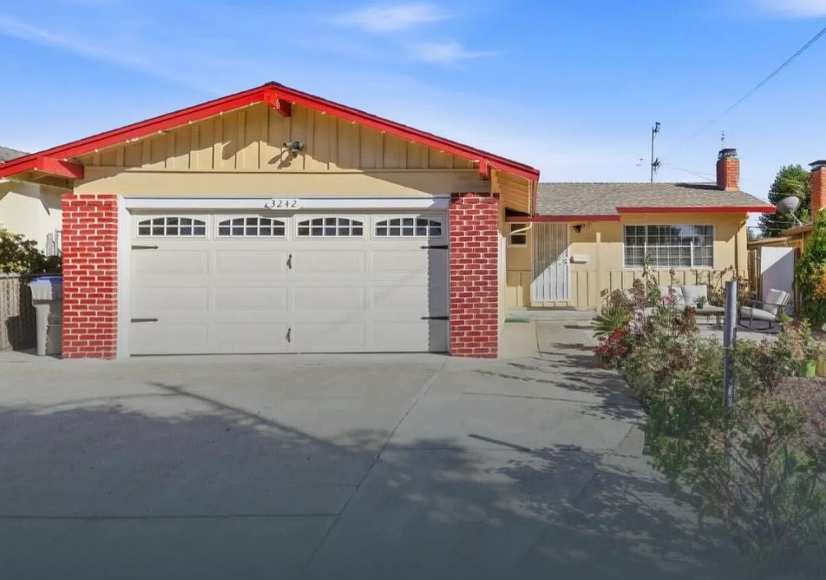 3 bed, 1032 sqft, $4,200 — Photo 1