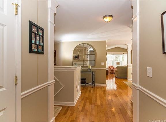 Nice open floor plan, gleam...