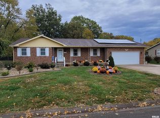 110 Woodland Dr, Salem, IL 62881
